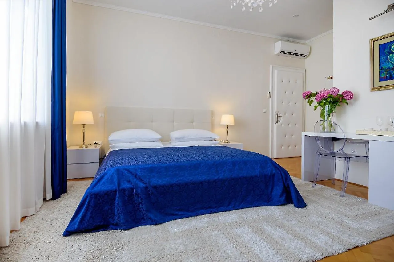 Palace Schoen Milesi - Esense Of Prestige - Private Pool - Old Money Style Luxury Rooms - Walking Distance To The Old Town, The Beach And All Amenities - Buralux Properties Split