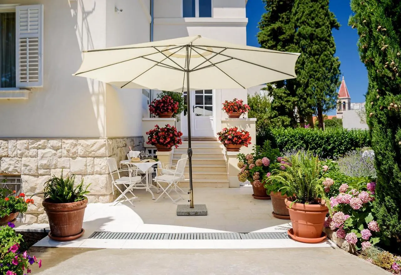 Palace Schoen Milesi - Esense Of Prestige - Private Pool - Old Money Style Luxury Rooms - Walking Distance To The Old Town, The Beach And All Amenities - Buralux Properties Split 4*,