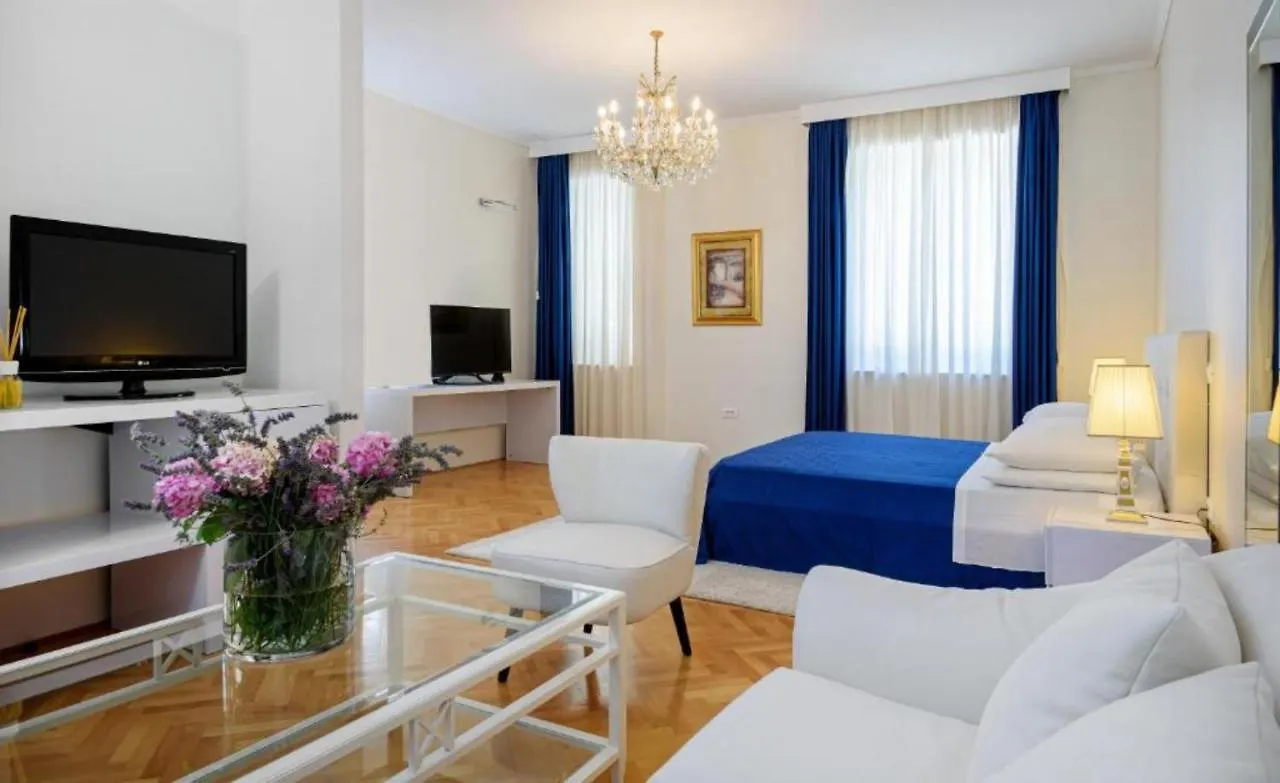 Palace Schoen Milesi - Esense Of Prestige - Private Pool - Old Money Style Luxury Rooms - Walking Distance To The Old Town, The Beach And All Amenities - Buralux Properties Split