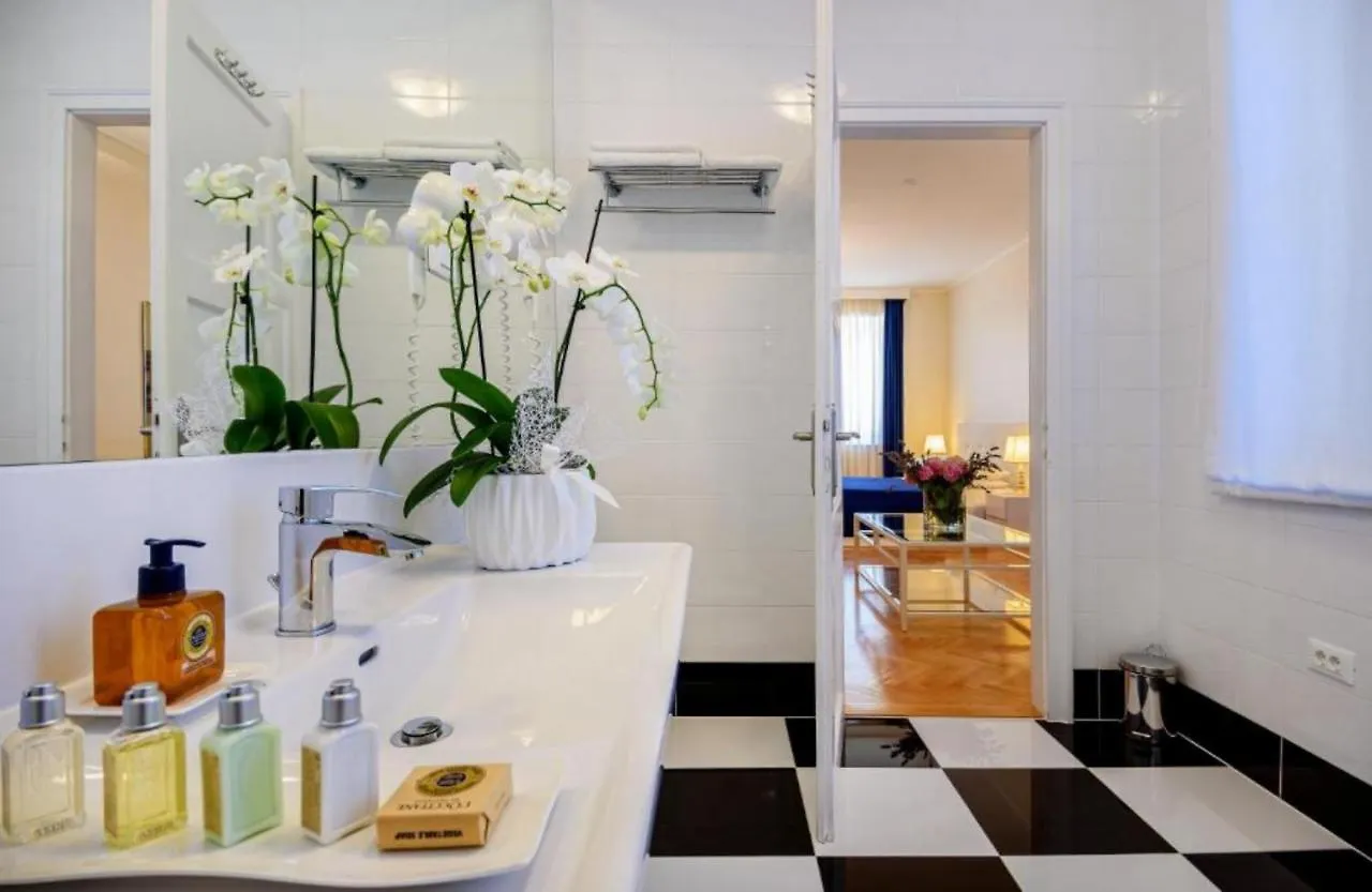 Guest house Palace Schoen Milesi - Esense Of Prestige - Private Pool - Old Money Style Luxury Rooms - Walking Distance To The Old Town, The Beach And All Amenities - Buralux Properties Split