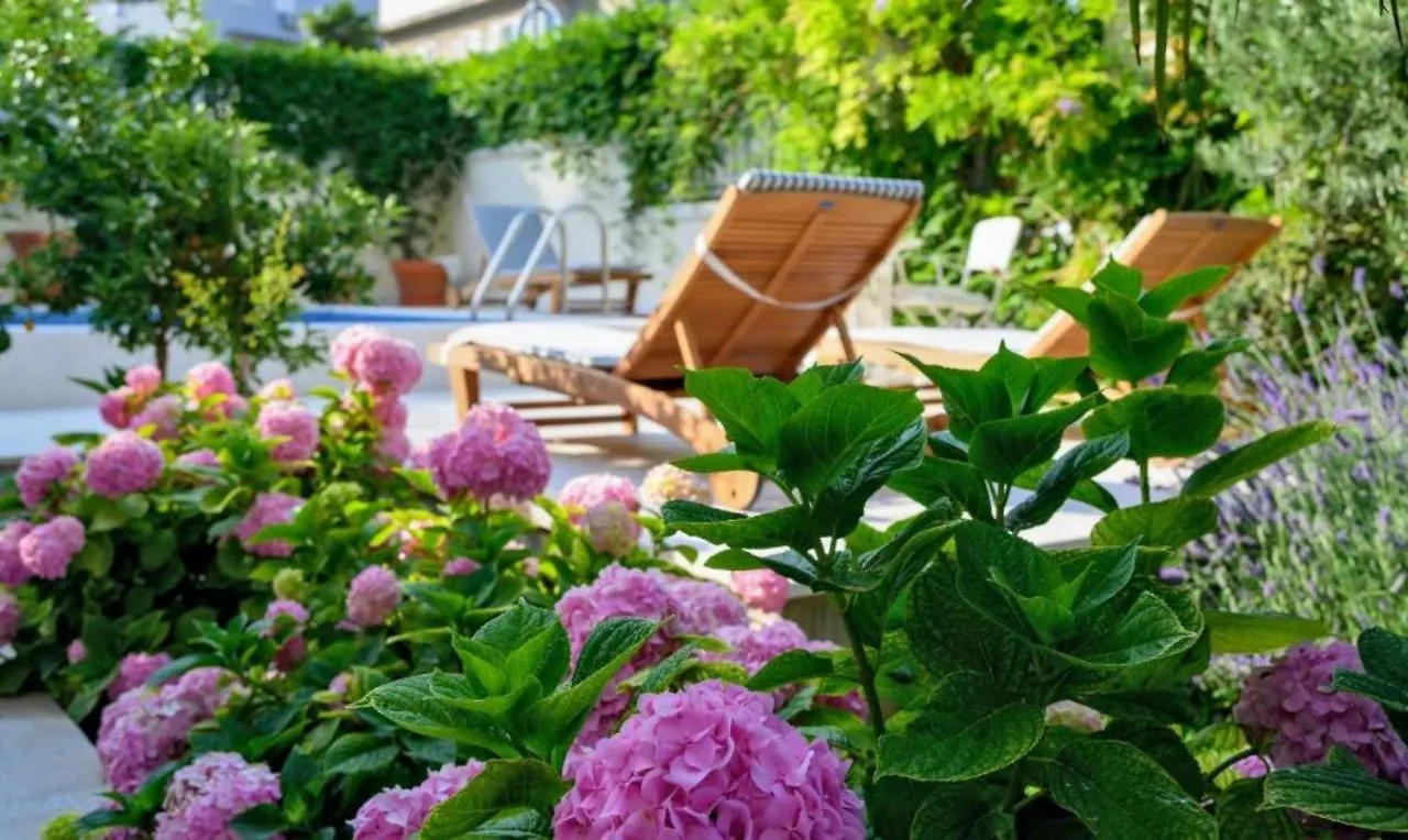 Palace Schoen Milesi - Esense Of Prestige - Private Pool - Old Money Style Luxury Rooms - Walking Distance To The Old Town, The Beach And All Amenities - Buralux Properties Split Croatia