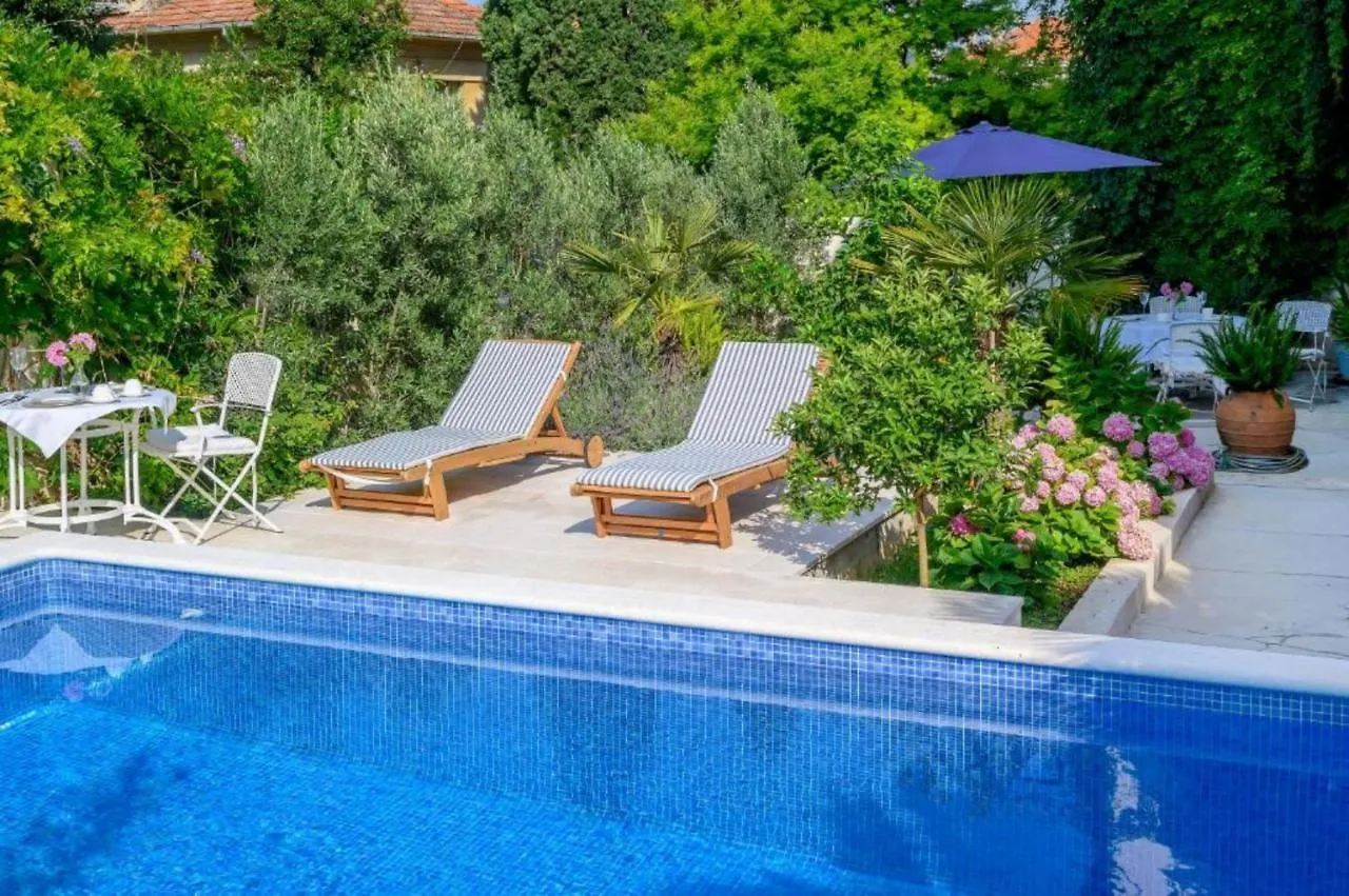 Palace Schoen Milesi - Esense Of Prestige - Private Pool - Old Money Style Luxury Rooms - Walking Distance To The Old Town, The Beach And All Amenities - Buralux Properties Split Croatia