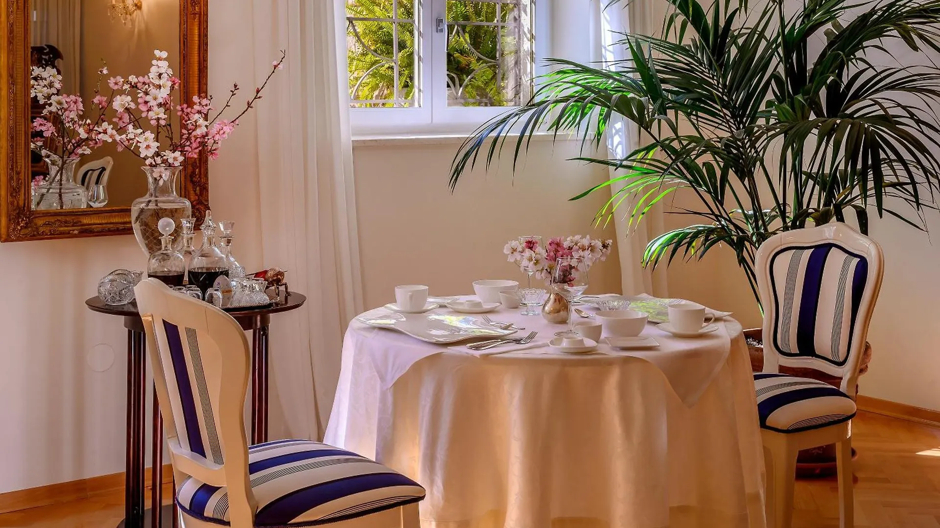 Palace Schoen Milesi - Esense Of Prestige - Private Pool - Old Money Style Luxury Rooms - Walking Distance To The Old Town, The Beach And All Amenities - Buralux Properties Split 4*,