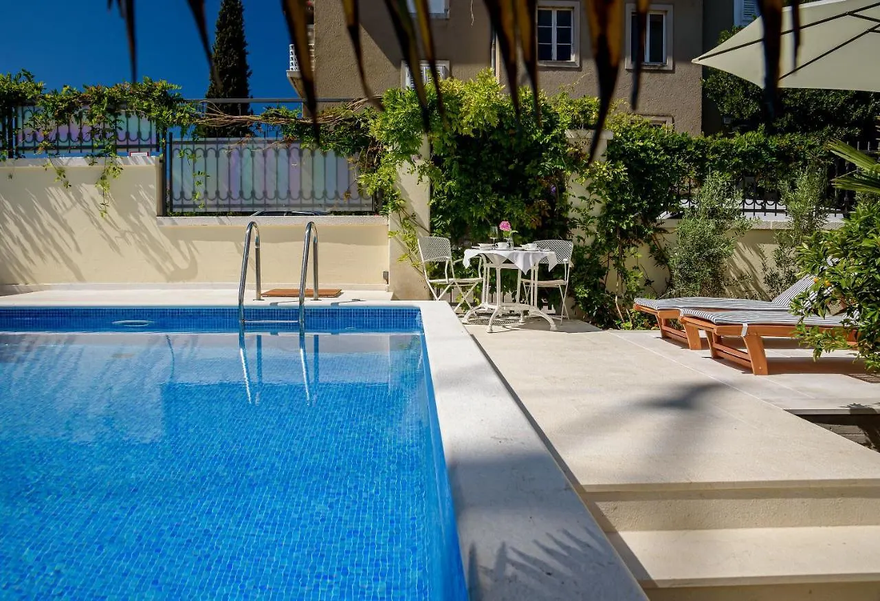 Palace Schoen Milesi - Esense Of Prestige - Private Pool - Old Money Style Luxury Rooms - Walking Distance To The Old Town, The Beach And All Amenities - Buralux Properties Split Guest house