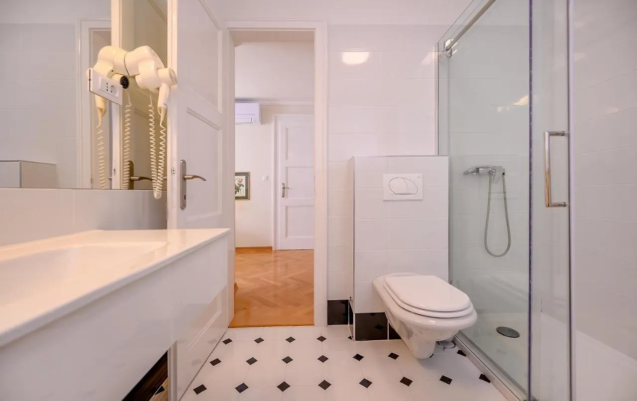 Palace Schoen Milesi - Esense Of Prestige - Private Pool - Old Money Style Luxury Rooms - Walking Distance To The Old Town, The Beach And All Amenities - Buralux Properties Split