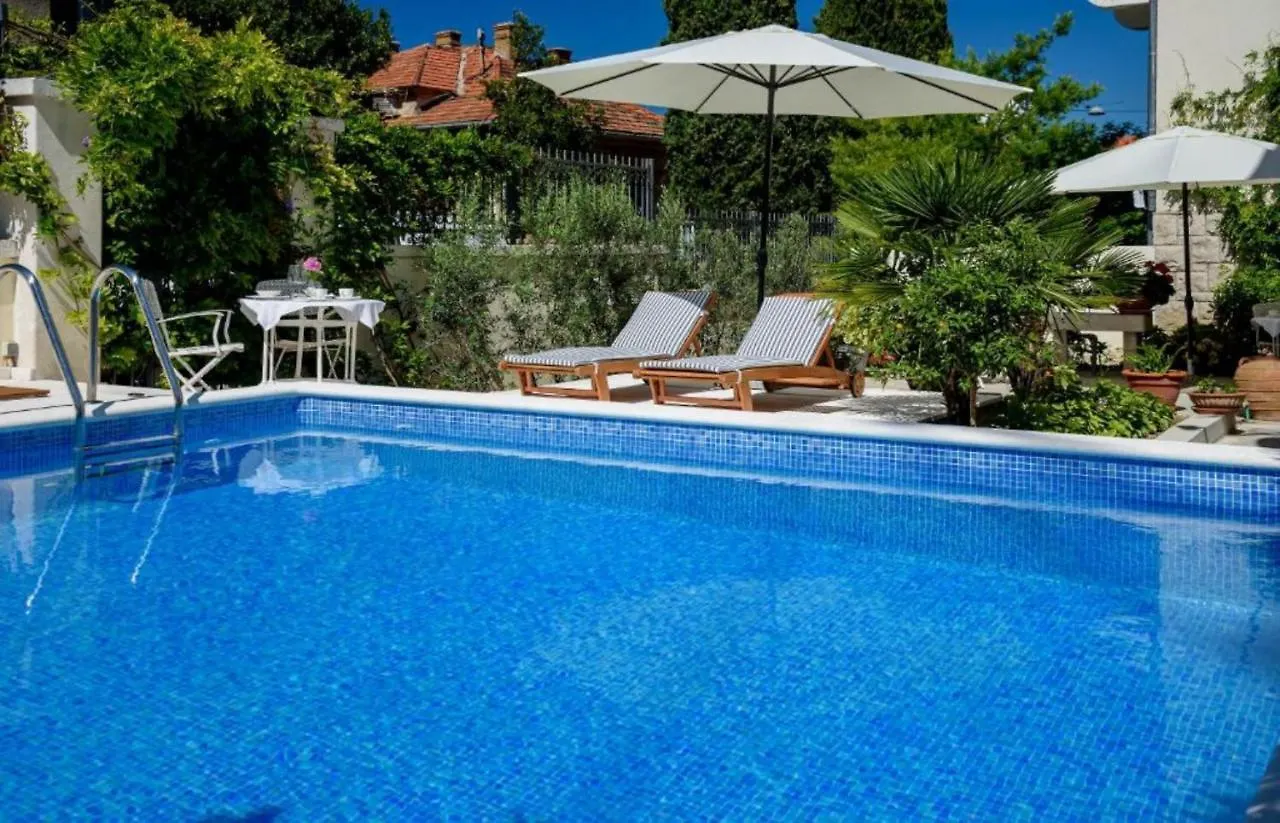 Palace Schoen Milesi - Esense Of Prestige - Private Pool - Old Money Style Luxury Rooms - Walking Distance To The Old Town, The Beach And All Amenities - Buralux Properties Split Guest house