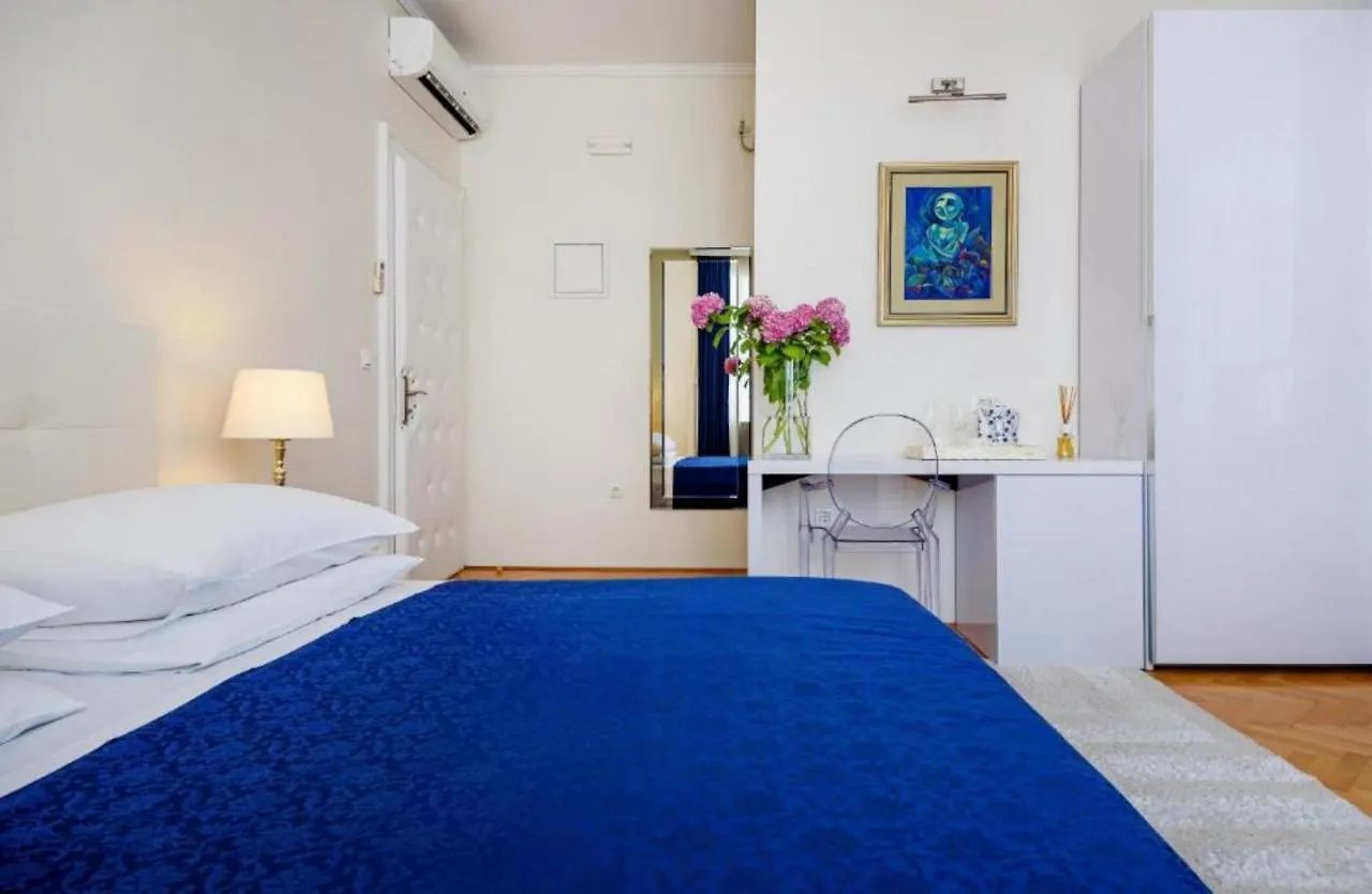 Palace Schoen Milesi - Esense Of Prestige - Private Pool - Old Money Style Luxury Rooms - Walking Distance To The Old Town, The Beach And All Amenities - Buralux Properties Split 4*,