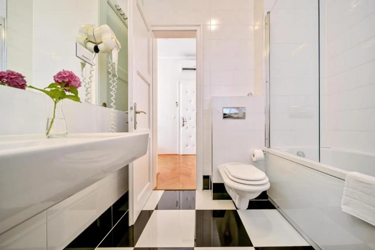 Palace Schoen Milesi - Esense Of Prestige - Private Pool - Old Money Style Luxury Rooms - Walking Distance To The Old Town, The Beach And All Amenities - Buralux Properties Split Guest house