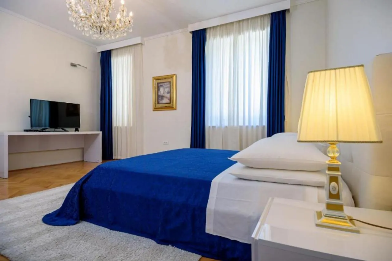 Palace Schoen Milesi - Esense Of Prestige - Private Pool - Old Money Style Luxury Rooms - Walking Distance To The Old Town, The Beach And All Amenities - Buralux Properties Split