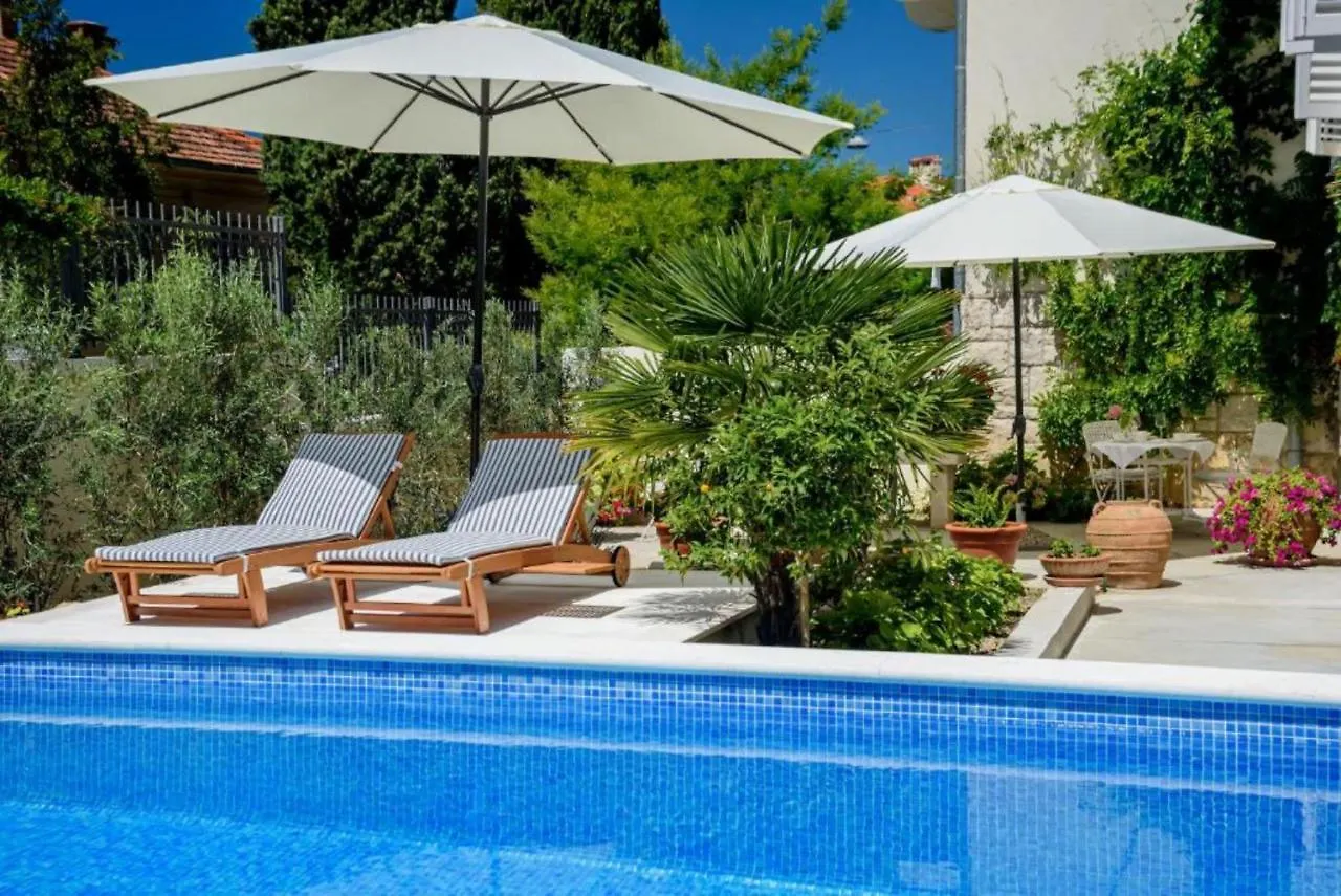 Palace Schoen Milesi - Esense Of Prestige - Private Pool - Old Money Style Luxury Rooms - Walking Distance To The Old Town, The Beach And All Amenities - Buralux Properties Split