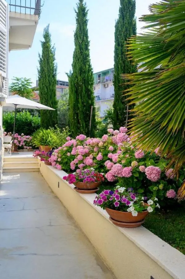 Palace Schoen Milesi - Esense Of Prestige - Private Pool - Old Money Style Luxury Rooms - Walking Distance To The Old Town, The Beach And All Amenities - Buralux Properties Split Guest house