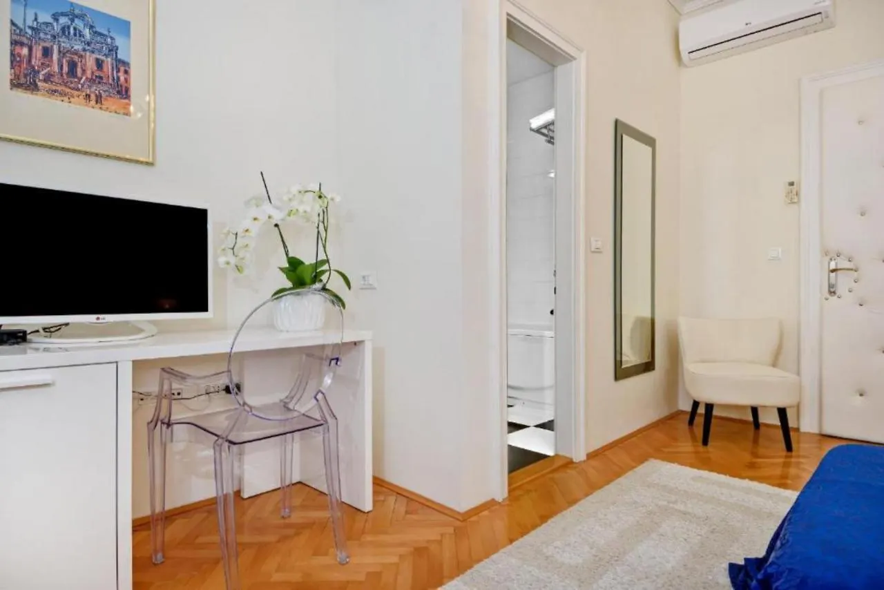 Palace Schoen Milesi - Esense Of Prestige - Private Pool - Old Money Style Luxury Rooms - Walking Distance To The Old Town, The Beach And All Amenities - Buralux Properties Split Croatia