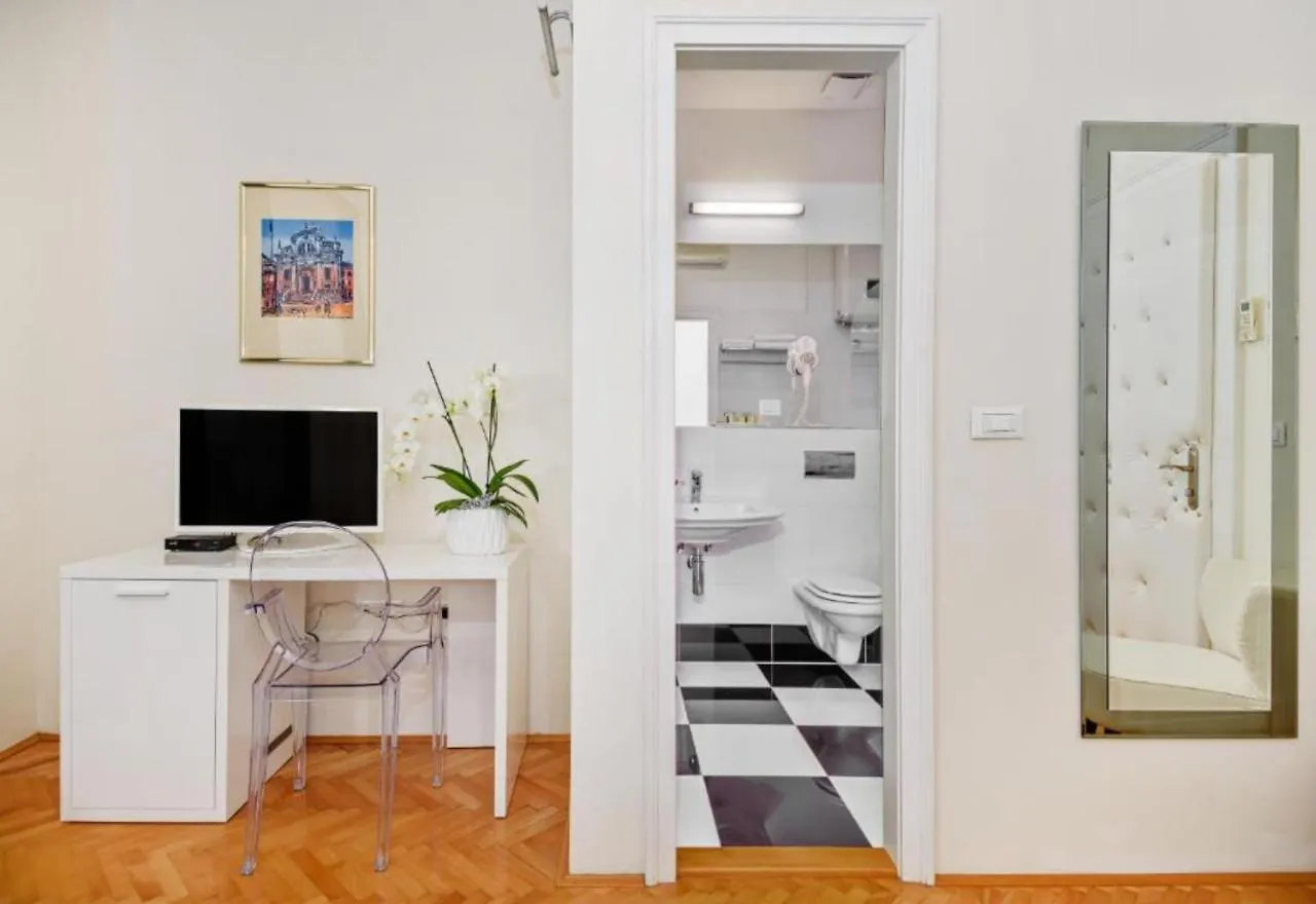 Palace Schoen Milesi - Esense Of Prestige - Private Pool - Old Money Style Luxury Rooms - Walking Distance To The Old Town, The Beach And All Amenities - Buralux Properties Split 4*,  Croatia